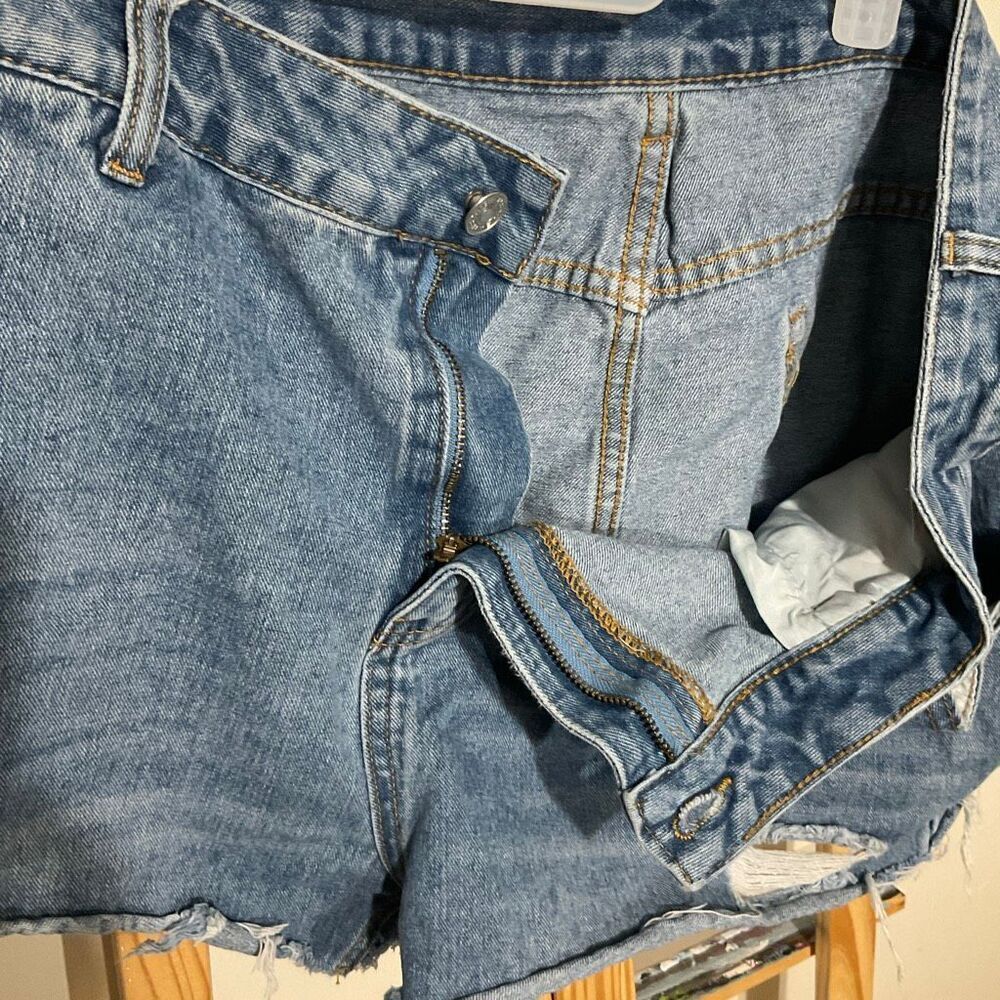 SHEIN women’s curve size 2XL. Denim medium blue wash, raw frayed hem and distres - Picture 7 of 9